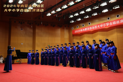 呼和浩特民族學(xué)院“奈日樂(lè)”合唱團(tuán)參加全區(qū)大中小學(xué)合唱團(tuán)巡演活動(dòng)