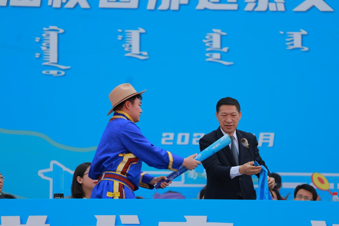 學校舉辦第十二屆校園那達慕文化節暨第六十一屆田徑運動會開幕式