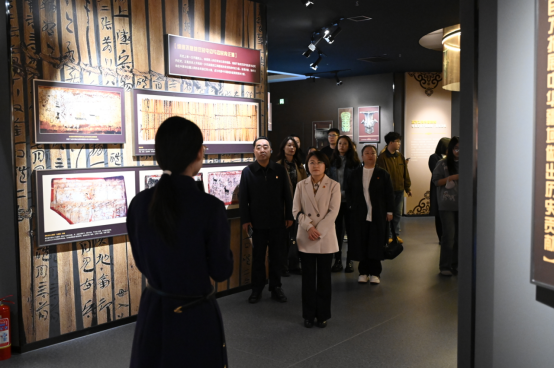 法學院開展“深耕教育沃土，鑄牢中華民族共同體意識根基”主題黨日活動