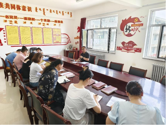 為深入學習貫徹習近平總書記關于黨紀學習教育的重要講話和重要指示精神，按照學校黨委黨紀學習教育要求，6月28日音樂與舞蹈學院黨總支理論學習中心組（擴大）在音樂樓302室召開集體學習會，學院黨總支書記包玉柱主持。會議落實“第一議題”制度，傳達學習習近平總書記關于教育的重要論述以及習近平總書記在中共中央政治局第十四次集體學習時的重要講話精神。其次，全體教工黨員集中學習了《中國共產黨紀律處分條例》，并圍繞學...